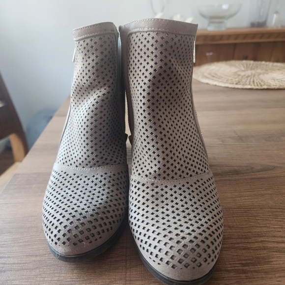 Bar III Penny Ankle Gray Women's Perforated  Block Heel Zip-Up Boot Size 8 - Picture 2 of 7